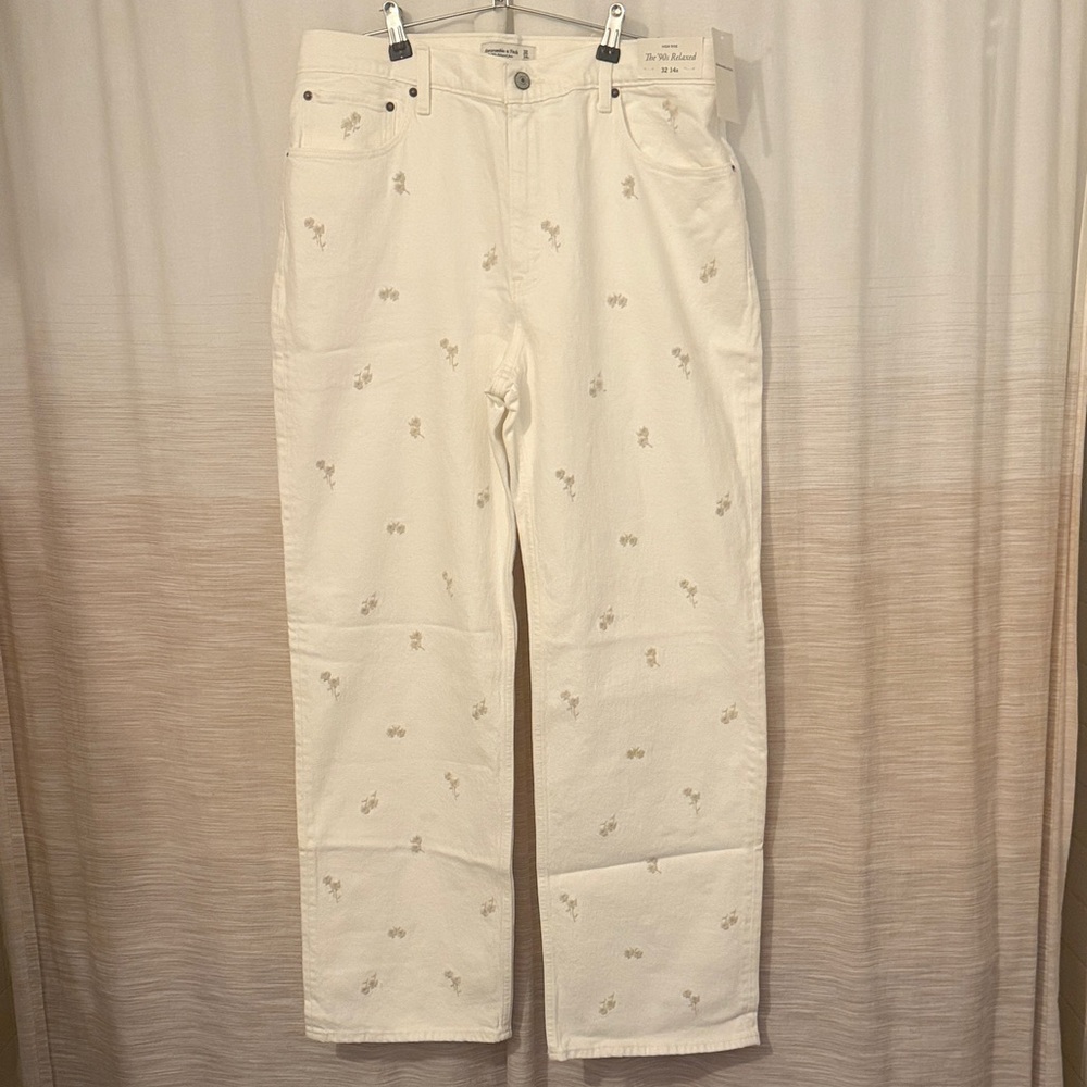 Abercrombie & Fitch High Rise Jeans - White with Cream Embroidered Design